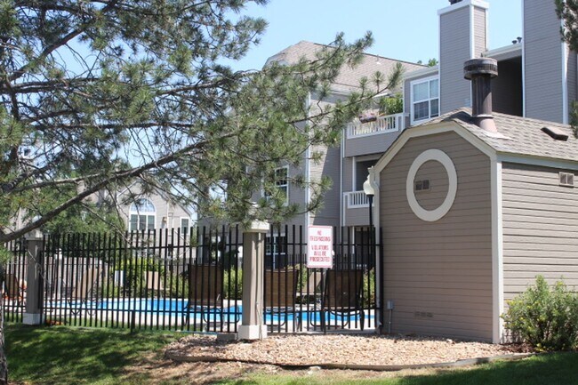 Building Photo - Gorgeous 2 Story End Unit in Lakewood!