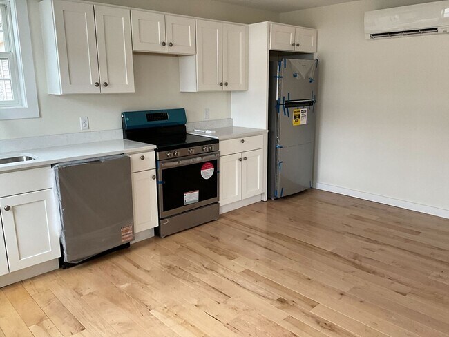 Building Photo - 90 Elm St