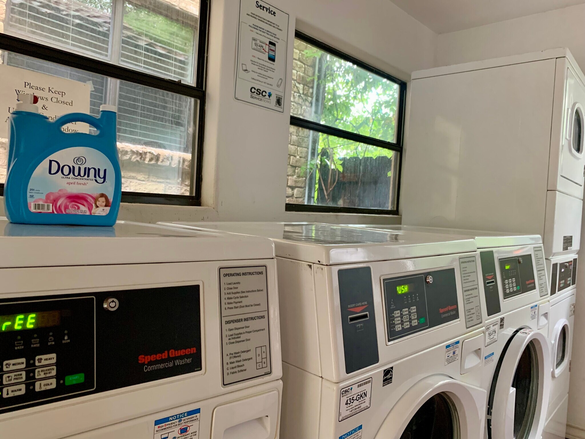 One bedroom x one bathroom condo. Corner unit. Private. Laundry just a few steps away and free. - 407 E 45th St #116