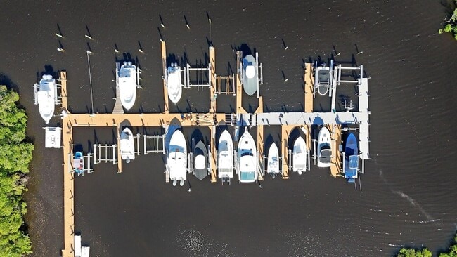 Building Photo - 8951 SE Marina Bay Dr