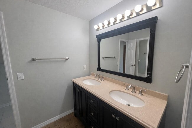 Building Photo - 9313 Palm Tree Dr