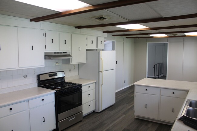 Building Photo - 3-4 Bedroom Cloverdale Home in a Quiet Cou...