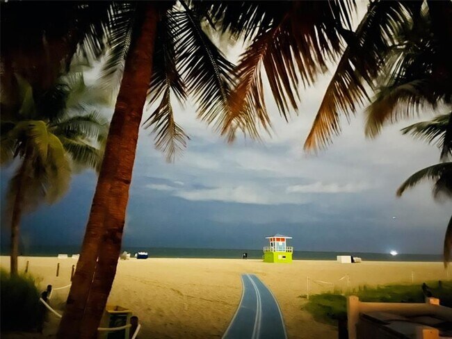 Building Photo - 400 N Riverside Dr