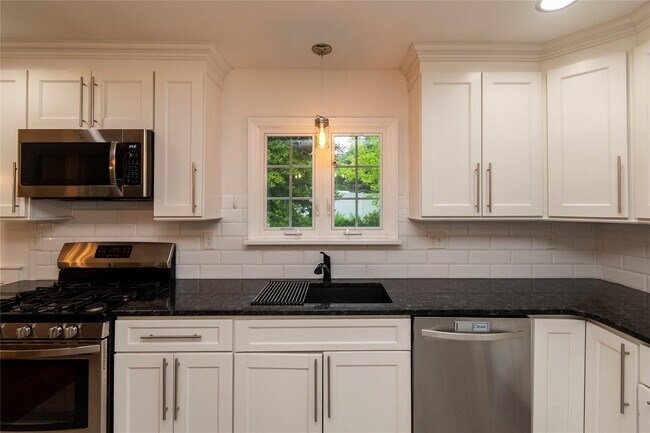Building Photo - 37 Clover Hill Dr