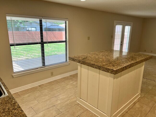 Building Photo - 9814 Kelton Dr