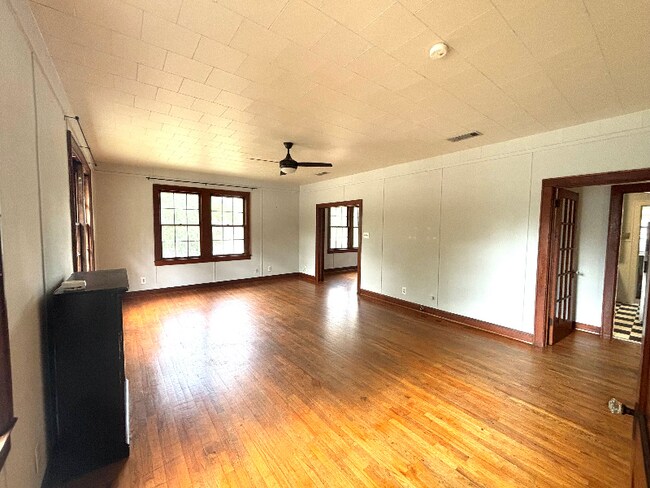 Building Photo - 800 N Mound St