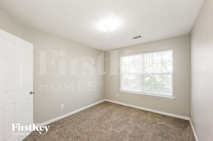 Building Photo - 6222 Hickory Ln Cir