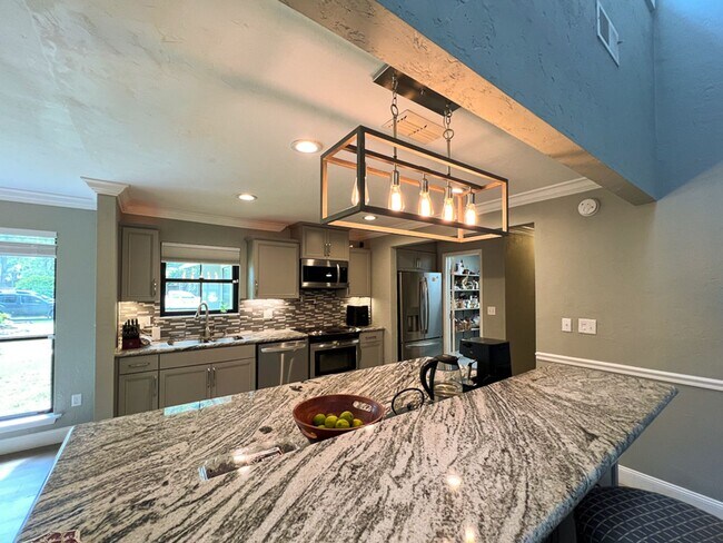 Building Photo - 3BR/2BA POOL HOME in SW Gainesville - avai...