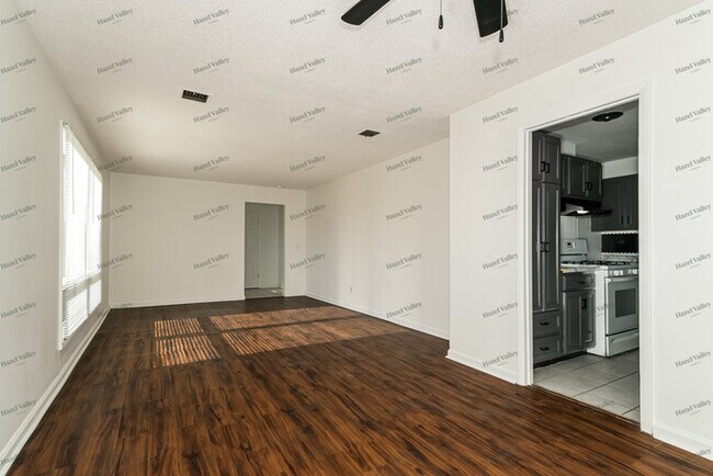 Building Photo - 747 Chevron Dr