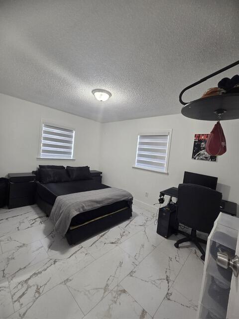 Building Photo - 4907 N Palm Way