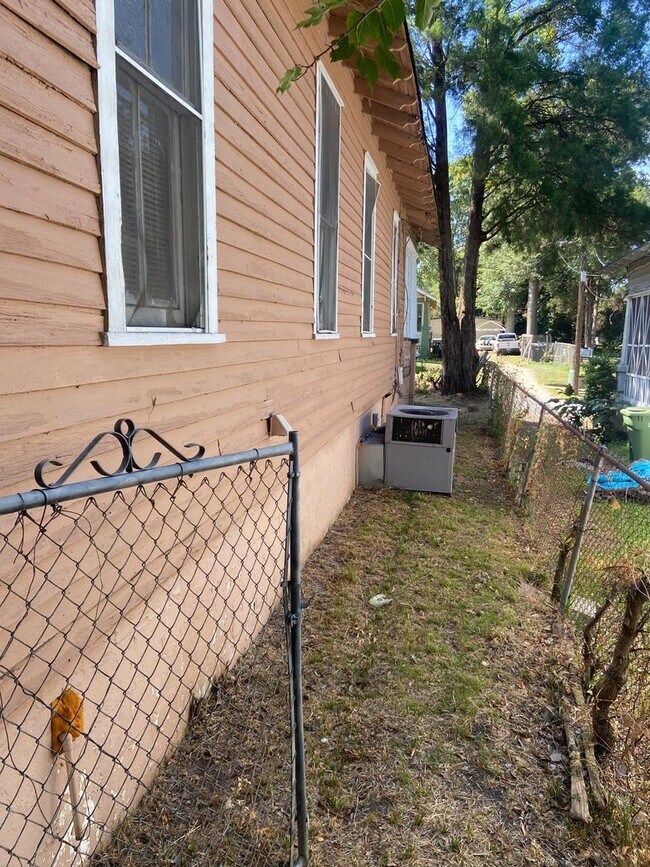 Building Photo - **ON HOLD**3 bedroom/1 bathroom (Great Loc...