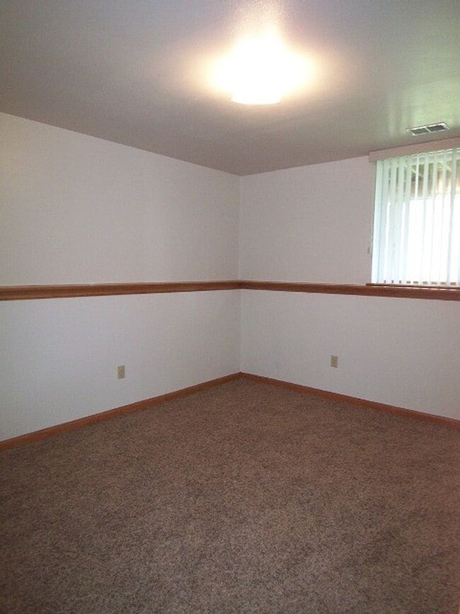 Building Photo - Open Concept 3BD/2.5BA Bi-Level Townhouse