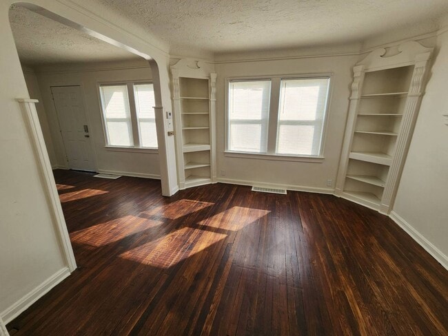 Building Photo - Charming 3-Bedroom Property in Prime Location