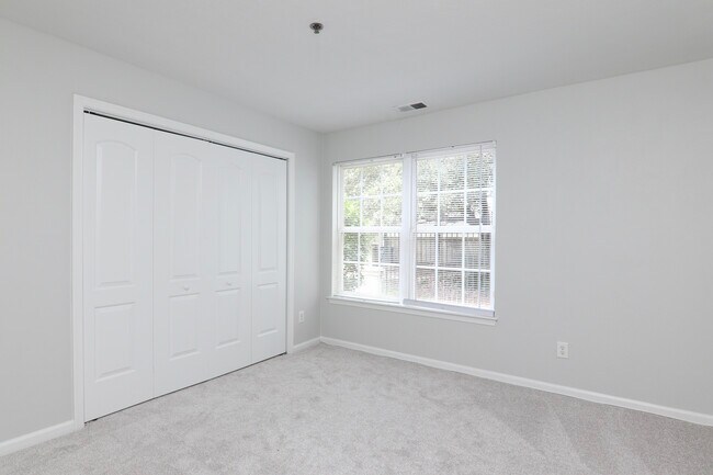 Building Photo - 2204 Lesner Crescent