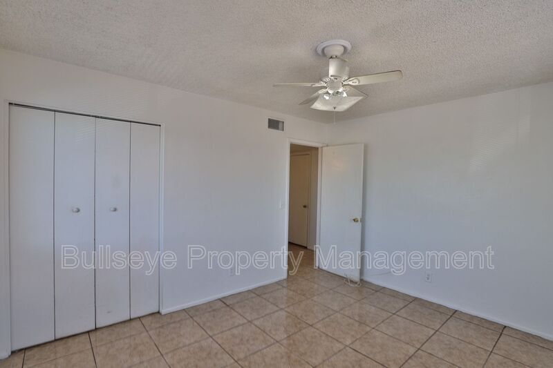 Building Photo - 859 W Ray Rd