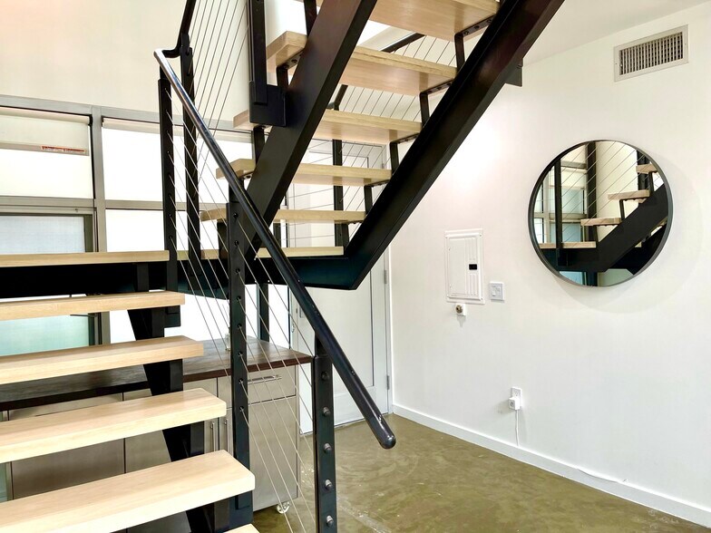 Building Photo - 4111 Sunset Blvd
