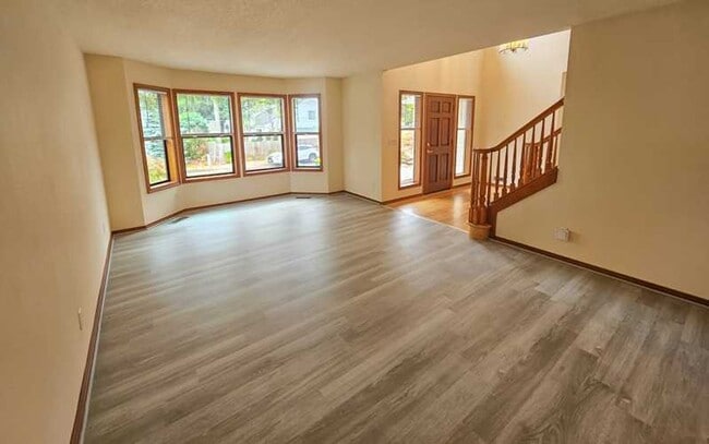 Building Photo - Spaceous newly remodeled 5 bedroom 3 bath ...