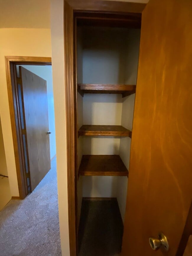 Building Photo - 2 bedroom 1.5 bath Townhome in a great loc...