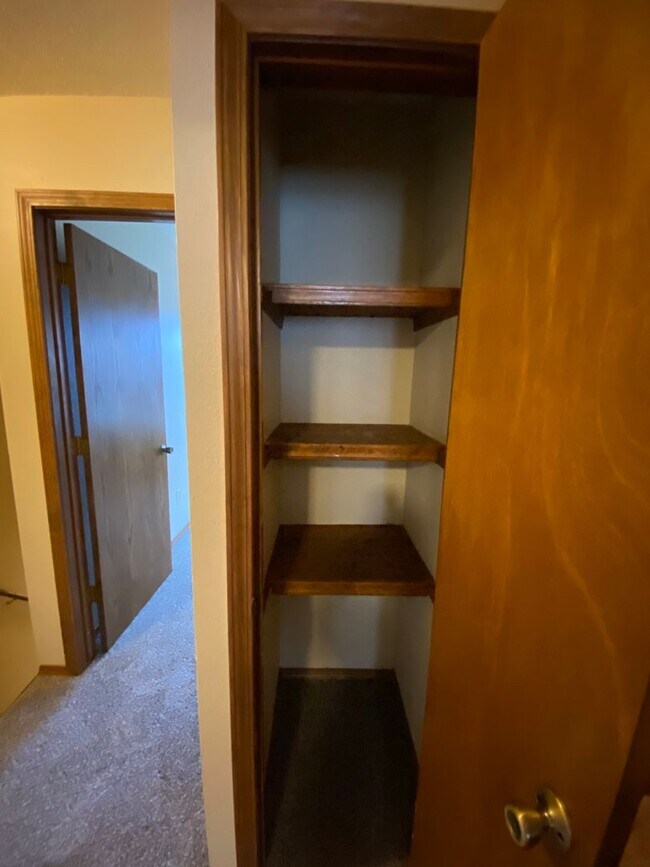 Building Photo - 2 bedroom 1.5 bath Townhome in a great location!