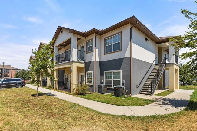 Building Photo - 1/2 OFF FIRST MONTH'S RENT