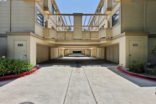 Building Photo - 963 La Mesa Terrace