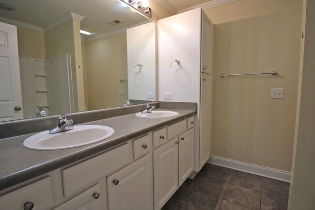 Building Photo - 3 Bedroom. 2.5 Bathroom Townhome in Pennin...