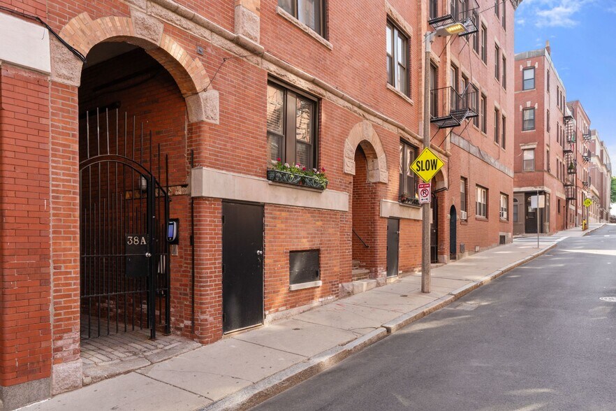 Building Photo - 38A Charter St