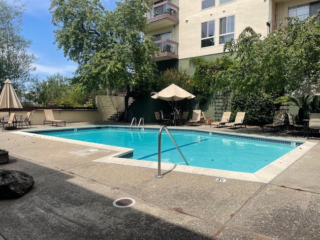 Building Photo - $250 Move In Special!!! Nice Cozy 1 Bedroom Condo !!!