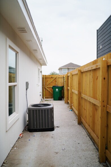 Building Photo - 2605 E Hackberry Ave