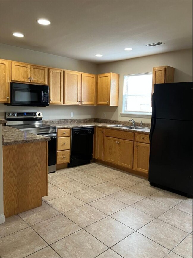 Building Photo - 1404 Rolling Rock Dr