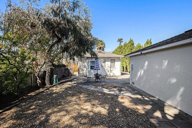Building Photo - 1542 Bay St. - 2 bedroom | 1 bath | Large backyard