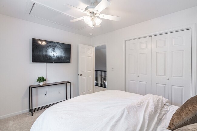 Building Photo - Gorgeous 4 Bedroom Home with Spacious Layo...