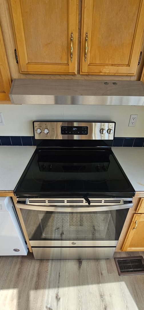 Building Photo - Fully Renovated 3Bd/2Ba Home in River Rock Fenced Yard Pet Friendly