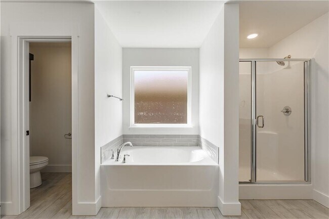 Building Photo - 800 Lewis St