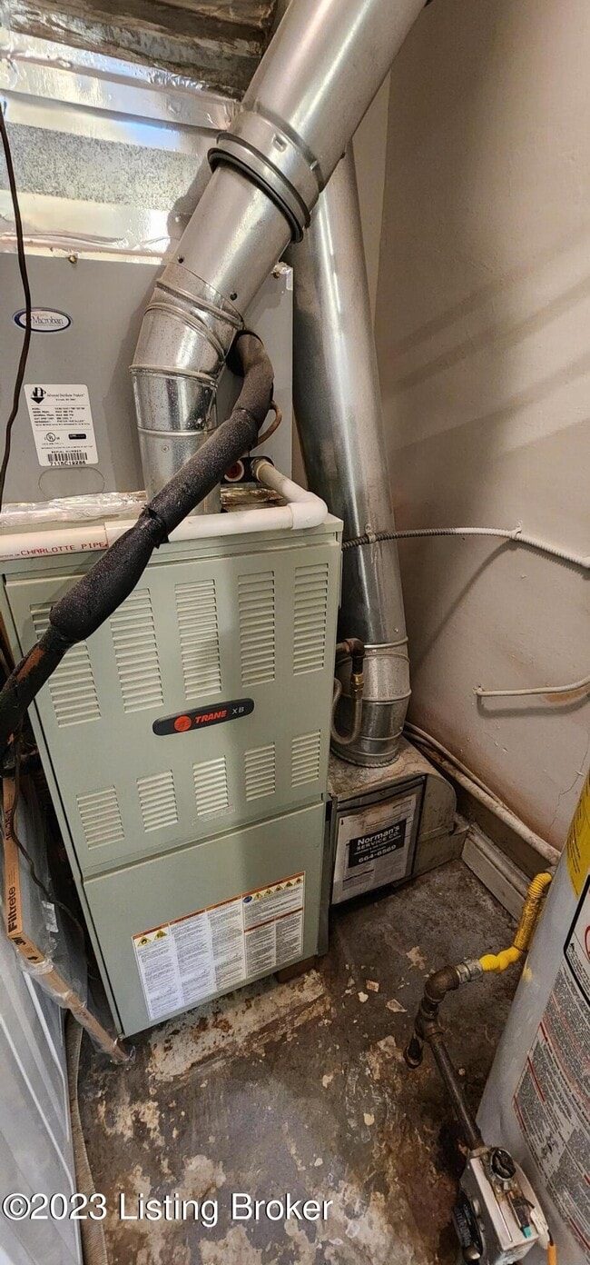 Building Photo - 208 Colonial Dr