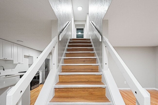 Building Photo - Modern, Cozy 2BR Home with Basement & Park...