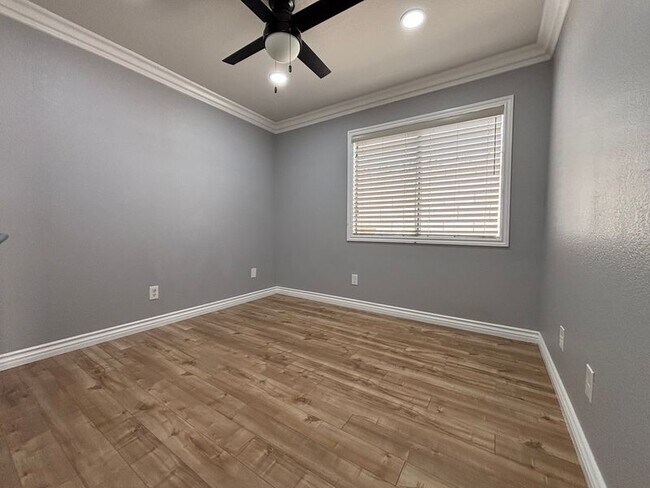 Building Photo - 870 Centaur Ave