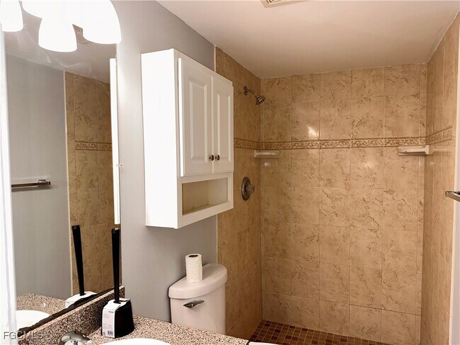 Building Photo - 12650 Kenwood Ln