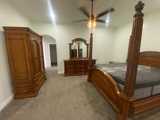 Building Photo - Fully Furnished 3 Bedroom Rental on the Go...