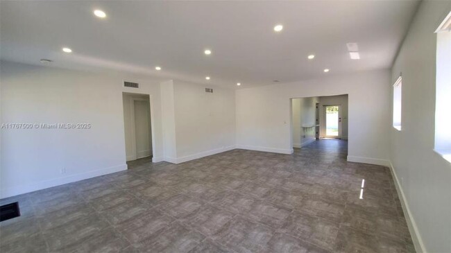 Building Photo - 3 bedroom in Miami FL 33127
