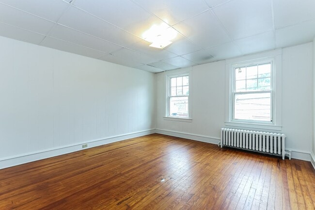 Building Photo - Charming and Spacious House Available Now