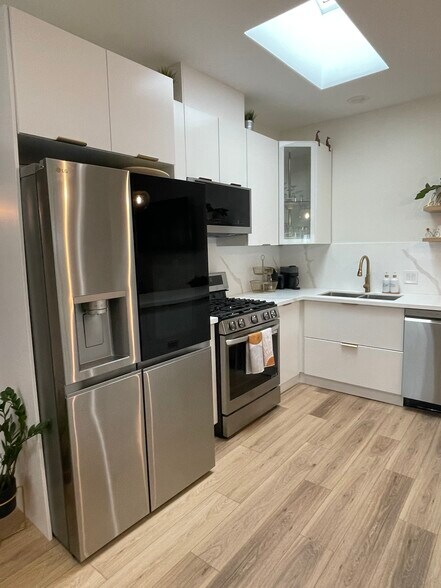 Building Photo - 2520 W 79th St