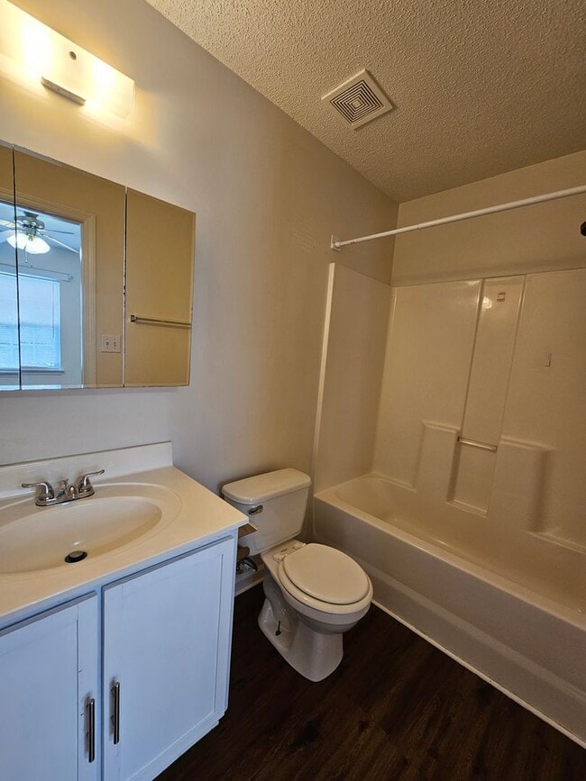 Building Photo - Affordable Townhome In Hunter's Creek!