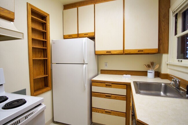 Building Photo - *Winter Specials* 1931 West Hills Two Bedroom Townhouse Available Now!