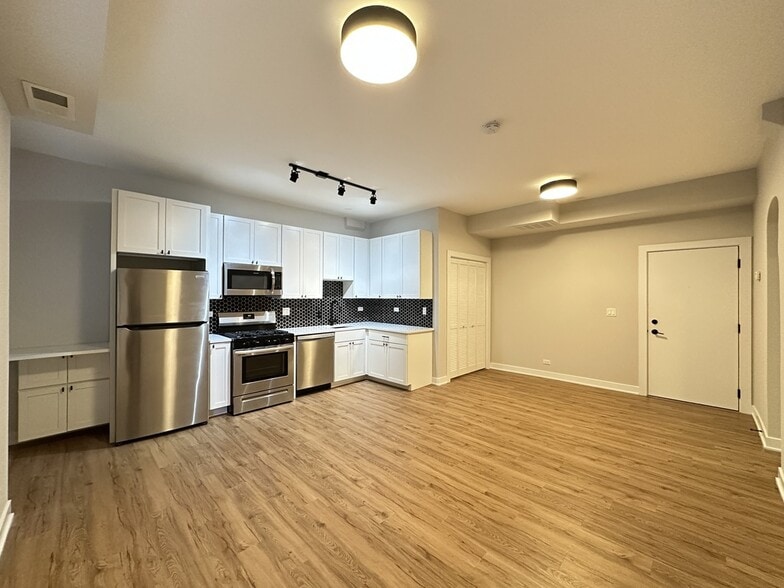 Building Photo - 661 W Wrightwood Ave