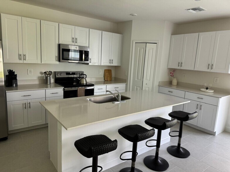 Building Photo - 7111 Weeping Pine Dr