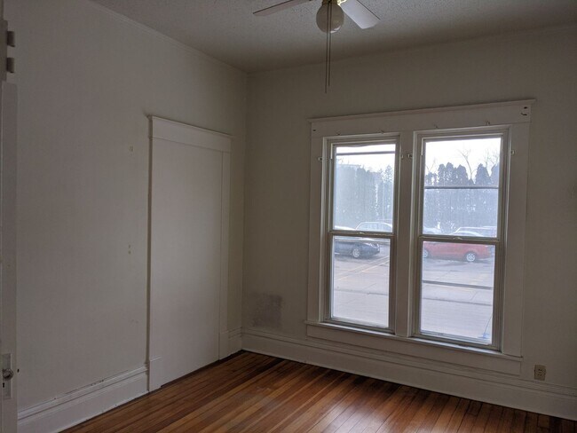 Building Photo - AVAILABLE NOW!  4-bedroom, 2-bath house across from Kinnick!