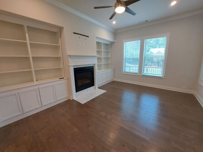 Building Photo - Large 3 Bedroom Luxury Townhome on Silver ...
