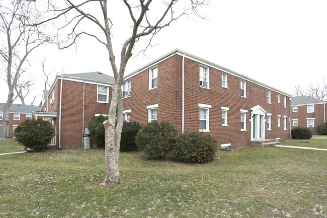 Building Exterior - Welcome to Red Oak Apartments in Hamilton,...