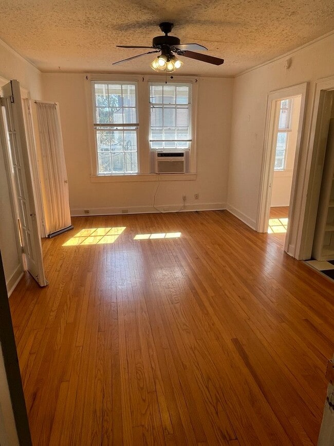 Building Photo - 1BD/1BA Corner Unit ON Napoleon Ave